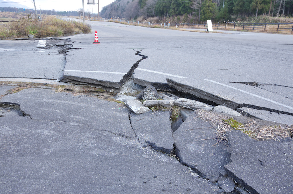 地震での地割れ